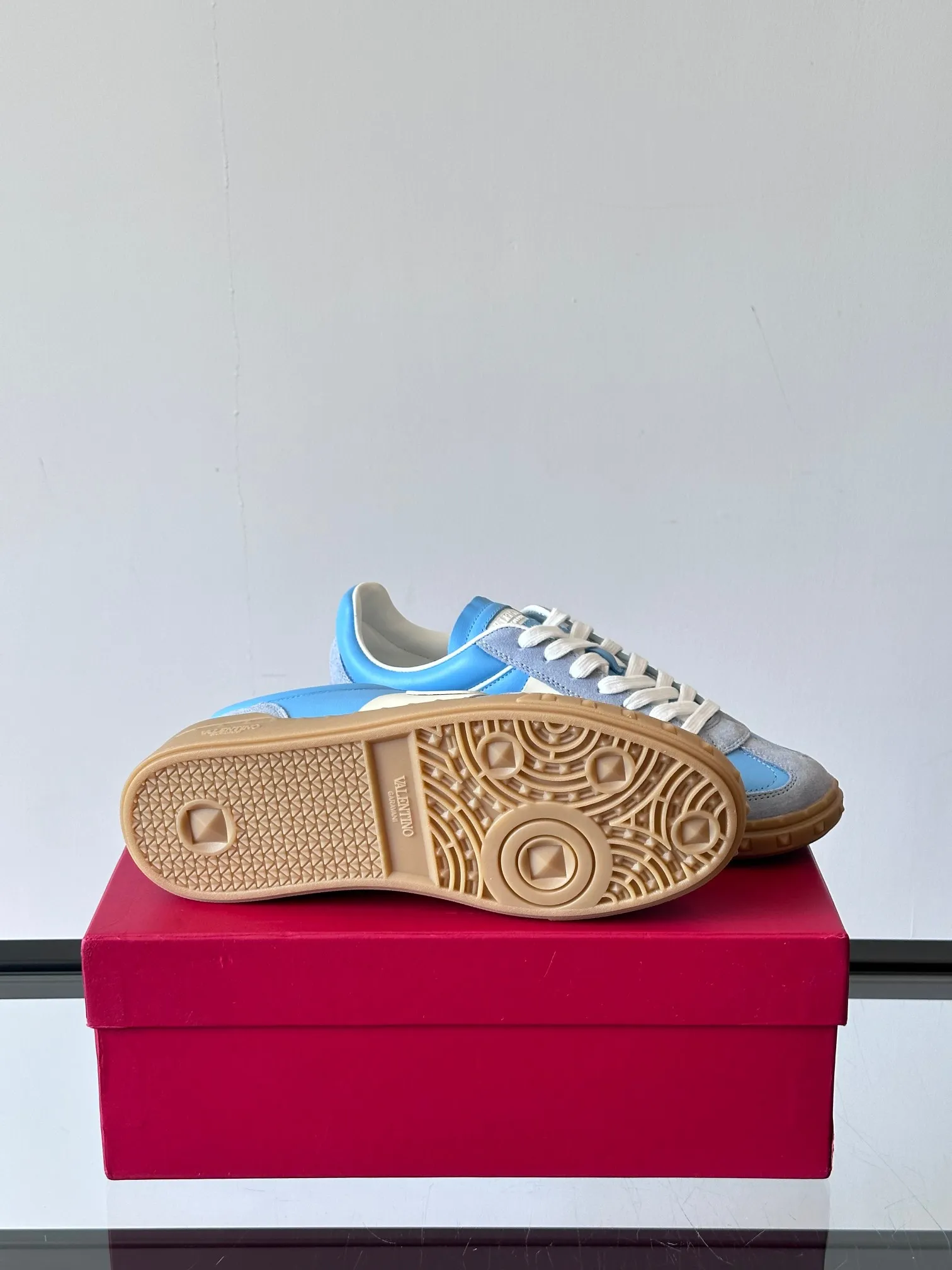 Factory price: 438💰Original quality, top version on the market VALENTINO (Valentino) latest fashion week catwalk [couples 👫 model], unique design, fashionable family specializes in slim feet🔥A fashion product of Baita [strong] Fabric: The toe is made of high mercerized triangular grain cowhide and A-grade full-grain cowhide, original lasting process Inner lining: cowhide lining + men's shoes 💰U hanging mesh feet, heels and tongues decorated with VaIentin* shallow relief oversized rivets Size: 38-44, customized 45